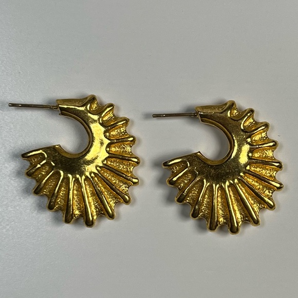 Vintage Heritage Museum Replica Gold Tone Fanned Half Hoop Earring - Picture 2 of 6